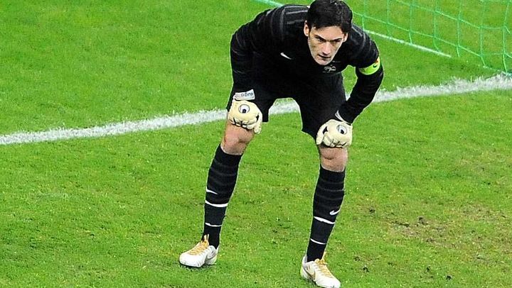 Hugo Lloris capitaine des Bleus, ici le 11 novembre 2011 contre la Belgique. (ALEXIS REAU / SIPA)