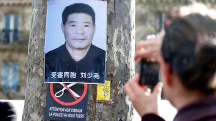 Un poster de&nbsp;Shaoyao Liu, 56 ans, le 2 avril 2017 à Paris, après qu'il ait été abattu par la police. (CHARLES PLATIAU / REUTERS)