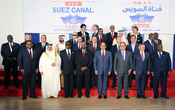 Cérémonie d'inauguration d'une nouvelle voie d'eau du canal de Suez à Ismaïlia (nord-est de l'Egypte) le 6 août 2015. Au premier rang, on reconnaît le désormais ancien président soudanais Omar el-Béchir, le quatrième à partir de la gauche. A sa gauche, le dirigeant égyptien, Abdel Fattah al-Sissi, et l'alors président français François Hollande. A la gauche de ce dernier figure notamment le roi de Jordanie, Abdullah II. Le Premier ministre grec, Alexis Tsipras, se tient au 2e rang (2e à partir de la gauche). (AFP / EGYPTIAN PRESIDENCY)