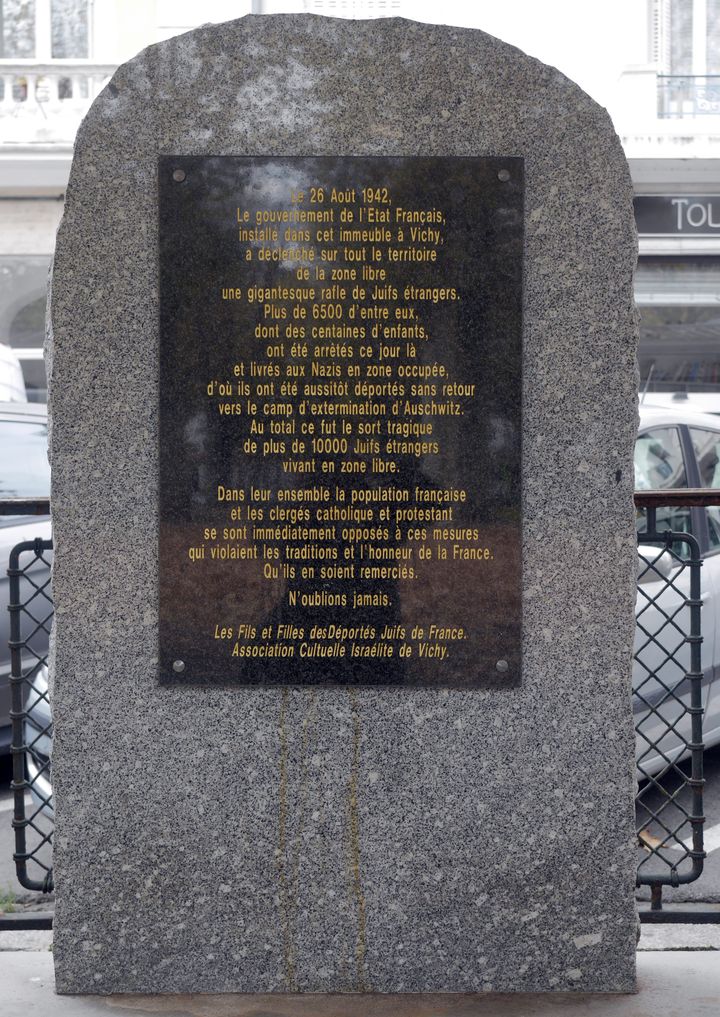 La plaque commémorant la rafle des juifs étrangers en zone libre, orchestrée par le gouvernement français, à Vichy.&nbsp; (MAXPPP)