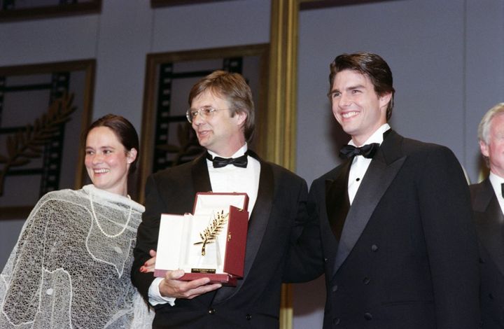 Le réalisateur danois Bille August pose avec la Palme d'Or qu'il a reçue pour son film "Les meilleures intentions" entouré de sa femme, l'actrice suédoise Pernilla August, et de l'acteur américain Tom Cruise lors de la cérémonie de clôture de la 45e édition du Festival de Cannes à Cannes, dans le sud de la France, le 18 mai 1992. (AFP)