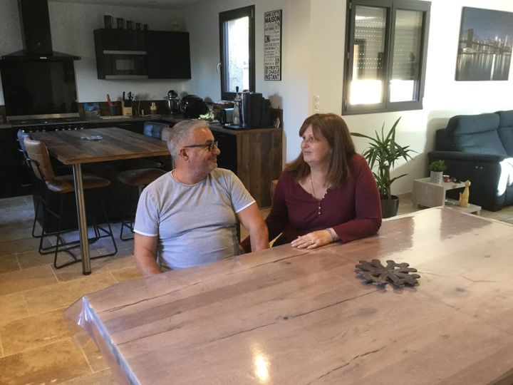 Sylvie et Jean-Pierre dans le séjour de leur maison de Trèbes (Aude), le 2 octobre 2019. (CLEMENT PARROT / FRANCEINFO)