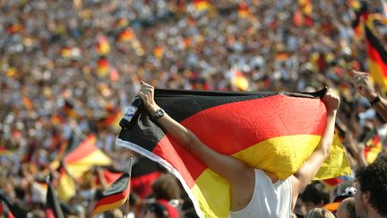 Des supporters allemands pendant le Mondial 2006, en Allemagne. (LUKAS COCH / ULMER / PICTURE ALLIANCE / AFP)