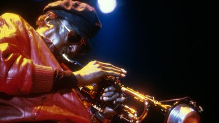 Miles Davis sur la scène du Palais Omnisport de Bercy à Paris in 1984. (JACQUES LOEW / PHOTO 12)