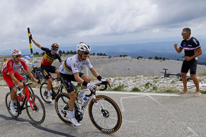 Julian Alaphilippe mène la danse lors du premier passage en haut du mont Ventoux sur la 11e étape du Tour de France, le 7 juillet 2021. (THOMAS SAMSON / AFP)