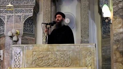 L'homme présenté comme le leader du groupe Etat islamique, Abou Bakr al-Baghdadi, lors de sa seule apparition publique connue, dans la mosquée al-Nouri de Mossoul (Irak), sur une vidéo mise en ligne le 5 juillet 2014. (REUTERS)