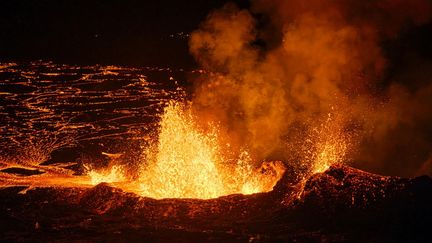 De la lave en fusion sort d'une fissure, à quelques kilomètres de la ville de Grindavik, en Islande, le 19 décembre 2023. (KRISTINN MAGNUSSON / AFP)