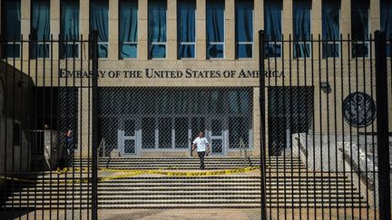 L'entrée de l'ambassade américaine à La Havane, à Cuba, le 3 octobre 2017. (YAMIL LAGE / AFP)