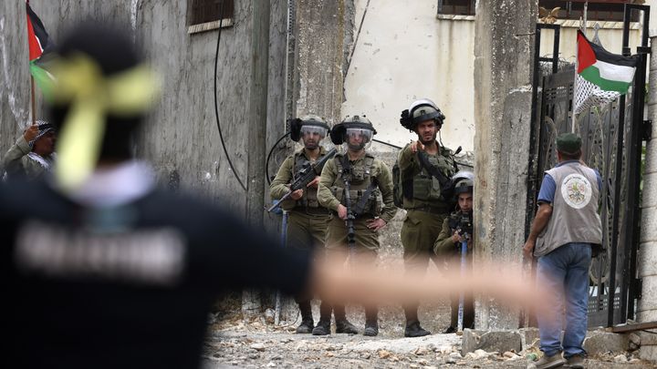 Des manifestants palestiniens s'opposent à l'expropriation de leurs terres par les forces israéliennes, à Kafr Qaddum, en Cisjordanie occupée, le 9 juin 2023. (JAAFAR ASHTIYEH / AFP)