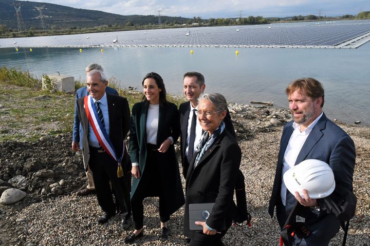 18 octobre 2019. Mise en service de la plus grande centrale solaire flottante d’Europe et lancement d’Electricité Verte d’Origine Contrôlée, par Akuo sur le lac de Piolenc&nbsp;dans le Vaucluse avec Brune Poirson, secrétaire d’Etat,&nbsp;Elisabeth Borne, ministre de la Transition écologique et solidaire et&nbsp;Eric Scotto, (au centre) président et cofondateur d’Akuo. (JEAN MICHEL MART / MAXPPP)