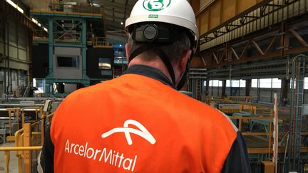 Employé d'ArcelorMittal à l'intérieur de l'usine de Florange (Moselle). (CÉCILE SOULÉ / FRANCE-BLEU LORRAINE NORD)