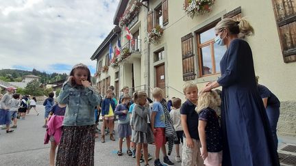 Les élèves de l'école de Combloux (Haute-Savoie) se préparent à entrer en classe, le mardi 25 août 2020. (VALENTIN DUNATE / RADIO FRANCE)