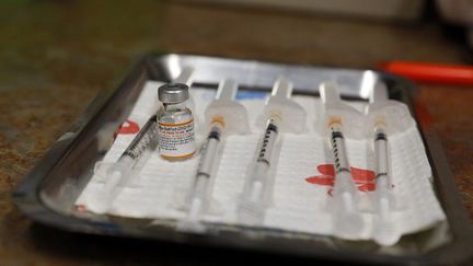 Une fiole de vaccin anti-Covid-19&nbsp;Pfizer-BioNTech et cinq seringues, à Novi (Michigan, Etats-Unis), le 3 novembre 2021. (JEFF KOWALSKY / AFP)