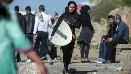 Malgré les efforts de promotion de la condition des femmes, les mentalités évoluent lentement au Maroc: 72% des hommes et 78% des femmes pensent qu'«une femme habillée de façon provocante mérite d'être harcelée», selon une étude publiée en 2017 par l'ONU.
 (FADEL SENNA / AFP)