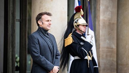 Emmanuel Macron attend dans la cour d'honneur de l'Elysée, à Paris, le 9 décembre 2024. (XOSE BOUZAS / HANS LUCAS / AFP)