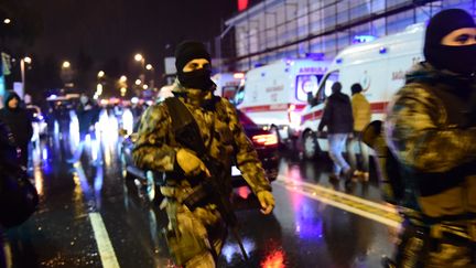 Des membres des forces spéciales turques, à Istanbul (Turquie) après l'attentat survenu dans une discothèque, le 1er janvier 2017. (YASIN AKGUL / AFP)