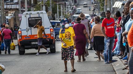 Une femme porte un masque dans une rue du township d'Alexandra, à Johannesburg, en Afrique du Sud, le 15 avril 2020. (JEROME DELAY/AP/SIPA / SIPA)