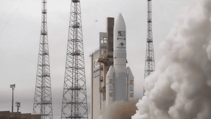 C’était le jour J pour le décollage d’Ariane 5, vendredi 14 avril, avec à son bord la sonde européenne Juice. Le décollage s’est effectué depuis Kourou, en Guyane. Une mission au long cours, direction Jupiter et ses lunes glacées. (FRANCE 2)