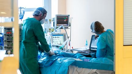 Des soignants s'activent à l'hôpital de Pointe-à-Pitre (Guadeloupe), le 24 septembre 2020. (LARA BALAIS / AFP)