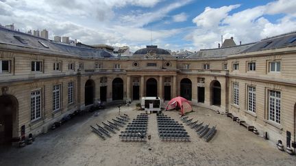 Installation dans la cour de la Monnaie de Paris de la Caravane du spectacle&nbsp;"La cuisine des auteurs" , de et avec Jérôme Pouly de la Comédie-Française, le 24 juin 2022 (Frédéric Gasnier / Coeur et Panache)