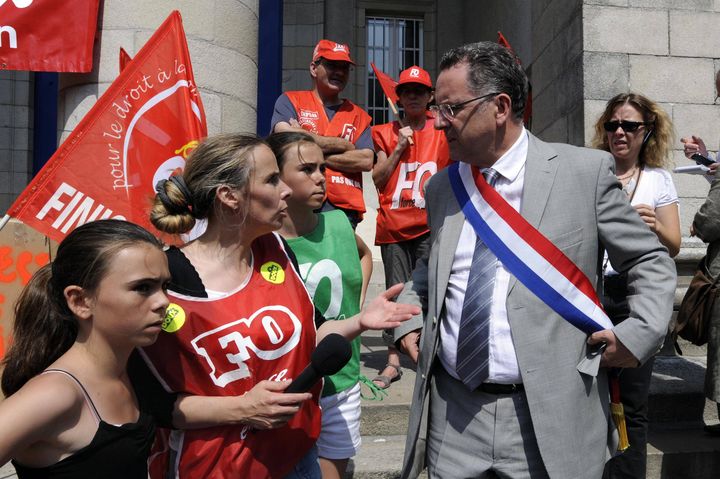 Richard Ferrand, député du Finistère, aux côtés des salariés du volailler Doux, le 27 juillet 2012, devant le tribunal de commerce de Quimper. (MAXPPP)