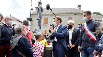 Emmanuel Macron lors d'une visite à Sainte-Marie-de-Campan, pour assister au Tour de France, le 15 juillet 2021. Photo d'illustration. (LUDOVIC MARIN / AFP)