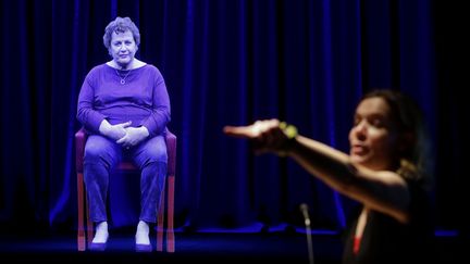 Adina Sella, survivante de la Shoah, témoigne au Musée de l'Holocaust de l'Illinois, mais elle est en hologramme. 
 (Joshua Lott / AFP)