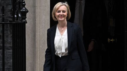 La Première ministre britannique Liz Truss sortant du 10, Downing Street (Londres, Royaume-Uni), le 19 octobre 2022.&nbsp; (BEN STANSALL / AFP)