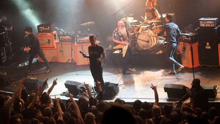 Une photo du concert des Eagles of Death Metal au Bataclan, le 13 novembre 2015, peu avant l'attaque terroriste contre la salle de concert. (MARION RUSZNIEWSKI / ROCK&FOLK / AFP)