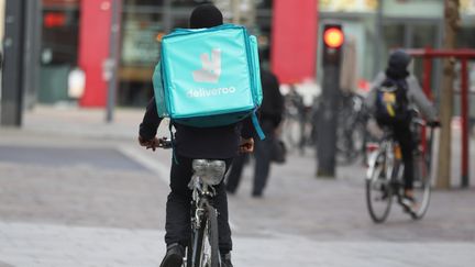 Un livreur Deliveroo à vélo (illustration), Mulhouse, le 4 février 2021. (VINCENT VOEGTLIN / MAXPPP)