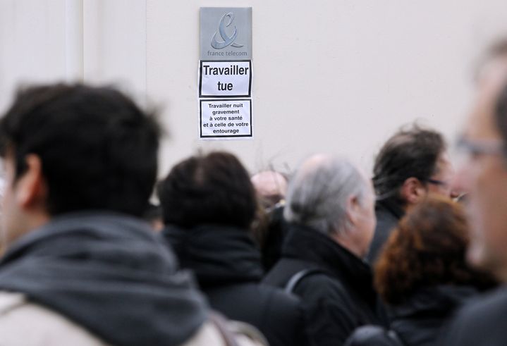 Des salari&eacute;s de France T&eacute;l&eacute;com sont rassembl&eacute;s, le 26 avril 2012, devant la direction de l'entreprise &agrave; M&eacute;rignac, &agrave; la m&eacute;moire de leur coll&egrave;gue R&eacute;my Louvradoux, qui s'est immol&eacute; par le feu au pied du batiment&nbsp;le 26 avril 2011. (PATRICK BERNARD / AFP)