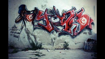 Cet artiste graffeur d&#039;origine tunisienne est le premier à organiser une exposition personnelle, Evasion urbaine, en Tunisie, en 2009. Il cache son identité au grand public. Il utilise les murs blancs de Tunis pour faire passer un message artistique et engagé
 (.)