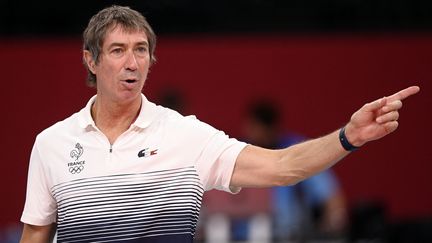 Laurent Tillie, l'entraineur de l'équipe de France de volley, lors de la rencontre France-Brésil aux JO de Tokyo.&nbsp; (CROSNIER JULIEN / AFP)