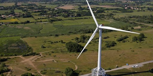 Vue aérienne de l'éolienne Haliade 150 à Frossay (Loire-Atlantique), le 15 mai 2014. Fabriquée par Alstom, celle-ci mesure 150 m de haut. La longueur de ses pales atteint 73,5 m. (Reuters - Stéphane Mahé)