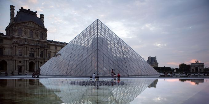 Le Louvre et sa pyramide (Paris, 26/08/2007)
 (Manuel Cohen / AFP)