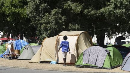 Des tentes installées par des migrants square Daviais, à Nantes. (SEBASTIEN SALOM GOMIS / AFP)