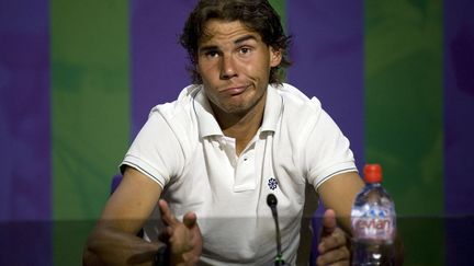 L'Espagnol Rafael Nadal s'exprime en conf&eacute;rence de presse apr&egrave;s sa d&eacute;faite au deuxi&egrave;me tour du tournoi de tennis de&nbsp;Wimbledon (Royaume-Uni), le 28 juin 2012. (NEIL TINGLE / AFP)