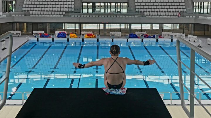 Pour Emily Hallifax, difficile encore d’imaginer que la piscine sera garnie de 5 000 spectateurs pendant les JO (Jérôme Val / RADIO FRANCE)