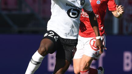 Le Brestois Irvin Cardona met la pression sur le Lillois Boubakary Soumare  (FRED TANNEAU / AFP)