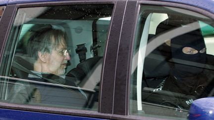 Le tueur en série Michel Fourniret arrive au palais de justice de Charleville-Mézières en 2008. (FRANCOIS NASCIMBENI / AFP)