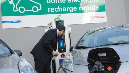 &nbsp; (Le manque d'autonomie des voitures électriques freine l'achat des Français © MaxPPP)