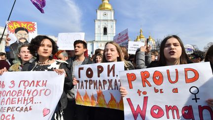 Ukraine : des activistes brandissent des panneaux pour promouvoir la solidarité et la diversité lors d'une manifestation pour la journée international des droits des femmes à Kiev, le 8 mars 2019.&nbsp; (SERGEI SUPINSKY / AFP)