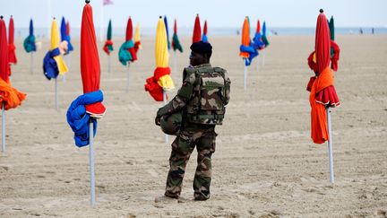 Un soldat de l'opération Sentinelle à Deauville (Calvados), durant le festival du film américain, le 2 septembre 2017. (CHARLY TRIBALLEAU / AFP)