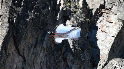 Un homme fait du wingsuit en France, en 2014. Illustration. (PHILIPPE DESMAZES / AFP)