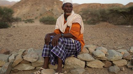 Un caravanier à la retraite, dont la barbe orange indique qu’il a été le chef lors de ses expéditions, a passé le relais à ses fils comme le veut la tradition afar. (Reuters/Siegfried Modola)