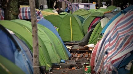 Des tentes dans le camp&nbsp;de migrants de la porte d'Aubervilliers, à Paris, le 7 novembre 2019. (ANTONIN BURAT / HANS LUCAS / AFP)