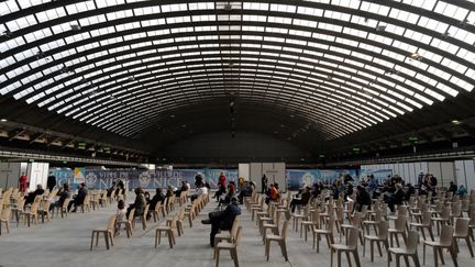 Des personnes patientent au sein du centre de vaccination contre le Covid-19 installé au Palais des congrès et des expositions de Nice, le 9 avril 2021. (VALERY HACHE / AFP)