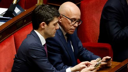 Éric Ciotti, le président des Républicains, parle avec le député Aurélien Pradié, au premier plan, à l'Assemblée nationale, à Paris, le 14 février 2023. (LUDOVIC MARIN / AFP)