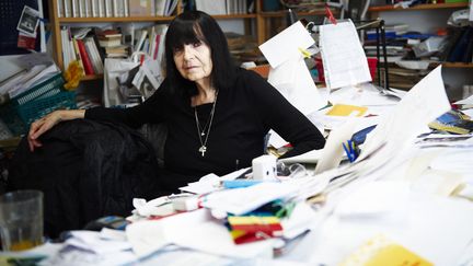 L'autrice autrichienne Friederike Mayröcker assise à son bureau, lors d'un shooting organisé dans sa maison de Vienne en 2009.
&nbsp; (ALEKSANDRA PAWLOFF / APA-PICTUREDESK / AFP)