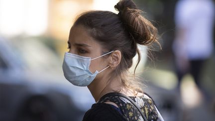 Une jeune femme à Paris, le 25 avril 2020. Photo d'illustration. (LP/MATTHIEU DE MARTIGNAC / MAXPPP)